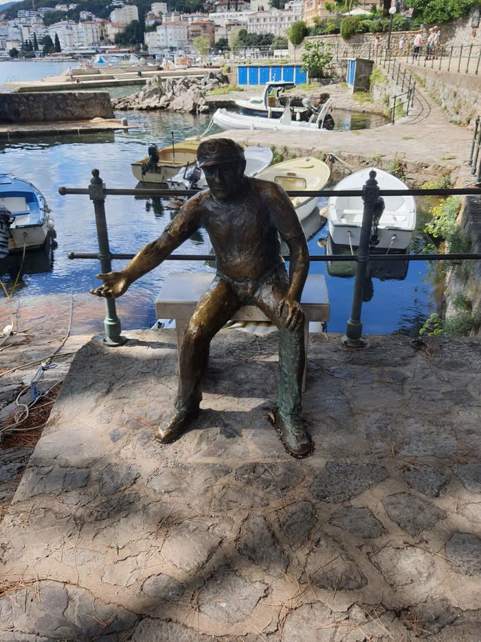 Bronzefigur an der Uferpromenade